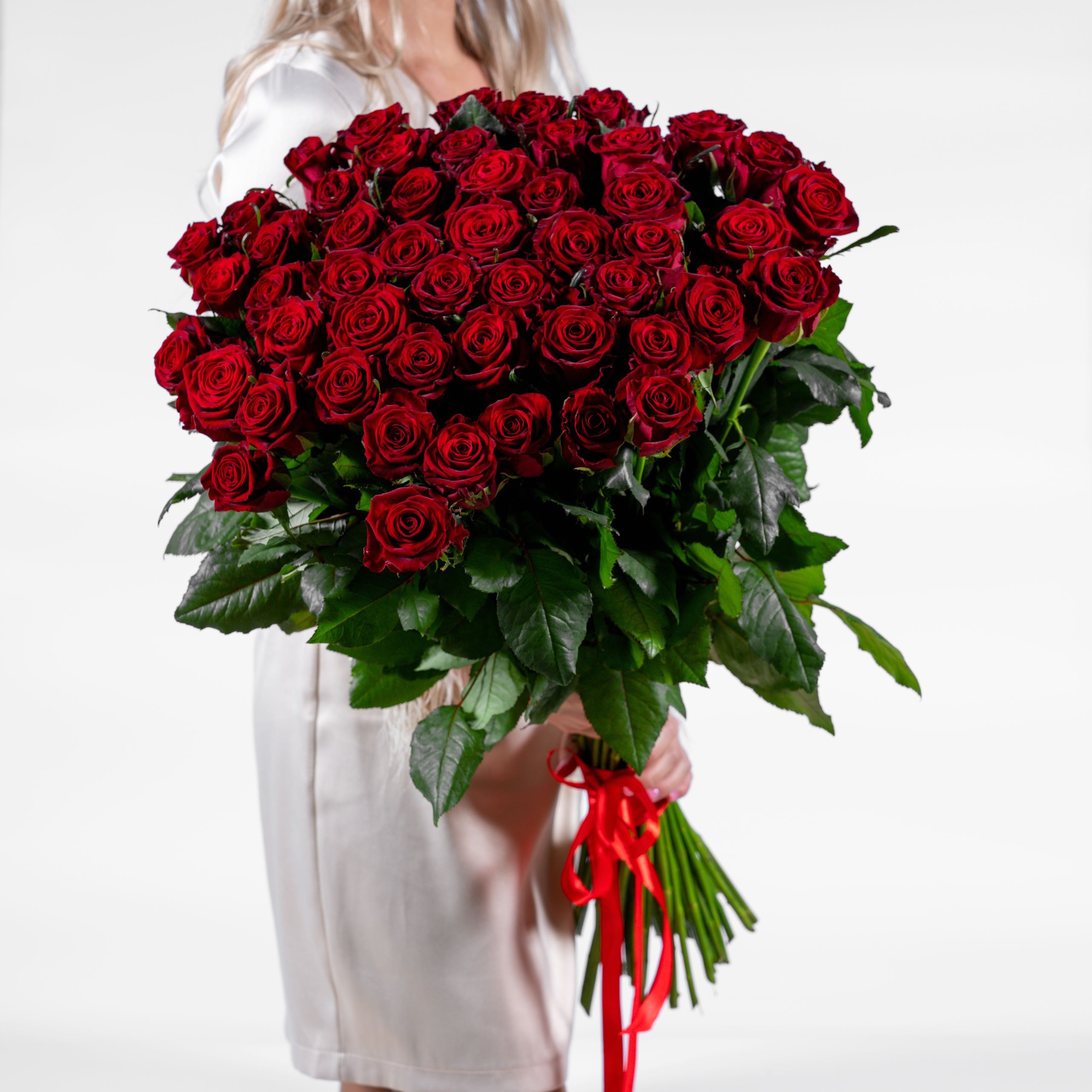 Букет из 51 роскошной красной розы, 70 см, Россия